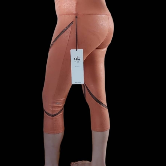 ALO Yoga whisper Capri legging . - Picture 7 of 16